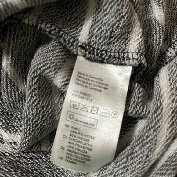 Women’s Divided French Terry Top Size XS - Lightweight Sweatshirt Type - Picture 5 of 5